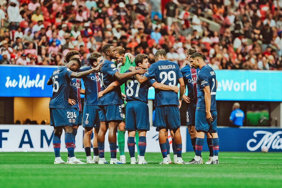 开云体育-德罗巴在巴黎圣日耳曼比赛中表现优异，出色防守引发热议！